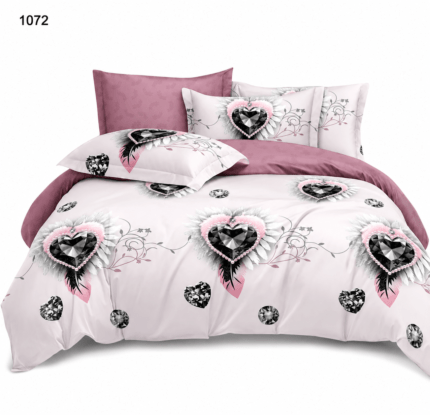 Lenjerie Pucioasa 1072 din bumbac finet Super Elegant, fundal alb, cu inimi negre tip cristal, accente roz, pene albe decorative și elemente florale gri, set de lenjerie elegant pentru pat dublu.