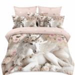Lenjerie de pat 5D100 crem deschis cu unicorni albi, flori delicate, imprimeu 5D și cearceaf cu elastic decorat cu floricele.