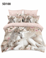 Lenjerie de pat 5D100 crem deschis cu unicorni albi, flori delicate, imprimeu 5D și cearceaf cu elastic decorat cu floricele.
